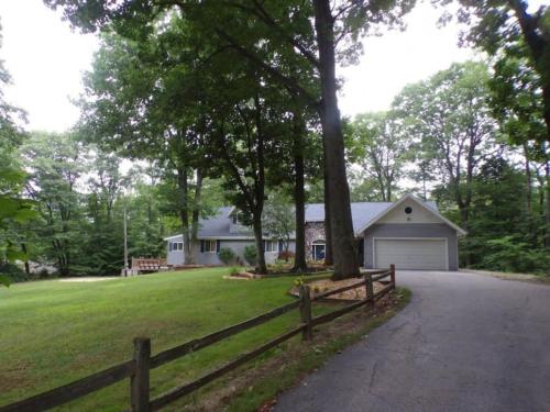 Peaceful Forested 5 Bdrm Near Lake sleeps up to 16 — 4-Star Luxury Hotel in Coloma, United States