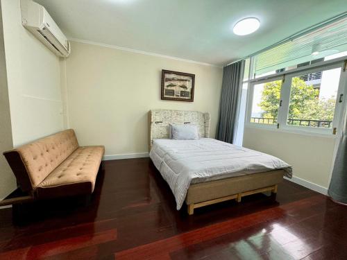I LOVE BANGKOK Thai Style Room near Skytrain Asok T21 and EM District Malls