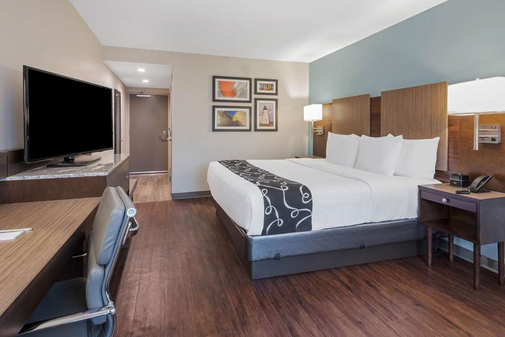 La Quinta Inn & Suites by Wyndham Aberdeen APG - photo 14
