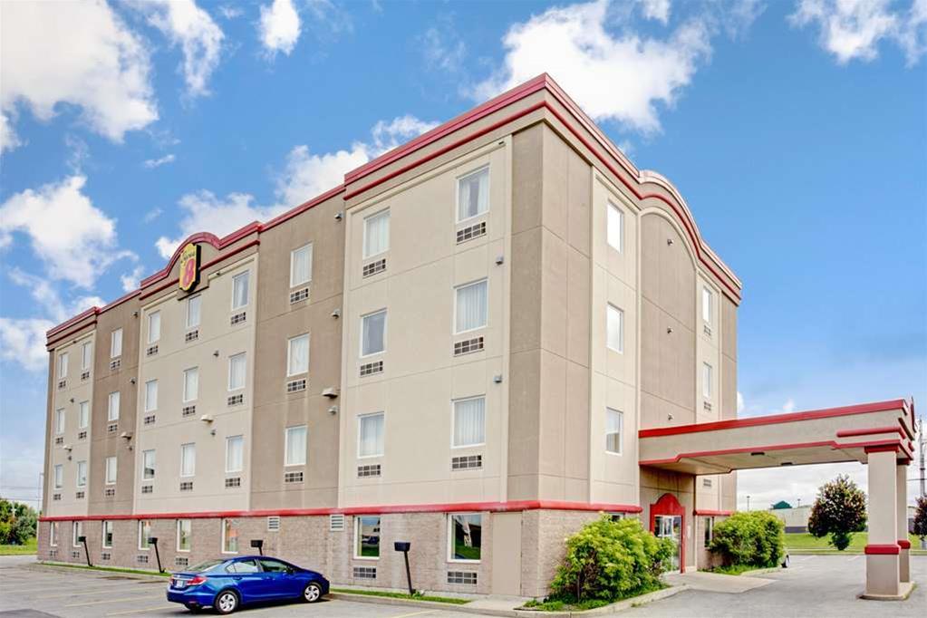 Super 8 Montreal