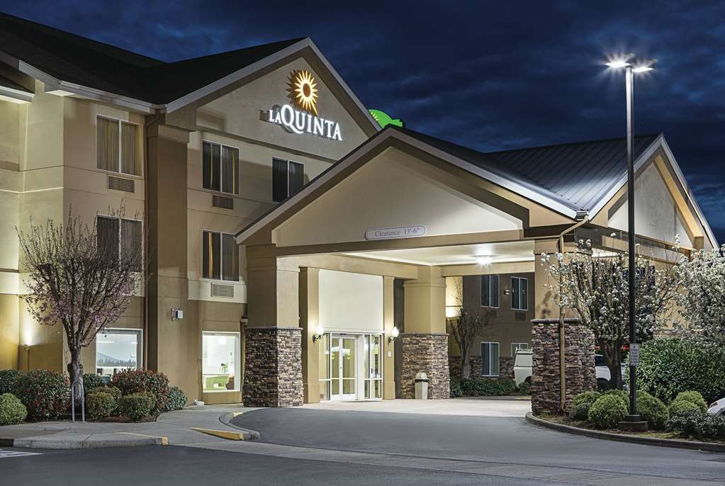 La Quinta Inn & Suites by Wyndham Central Point Medford - photo 3