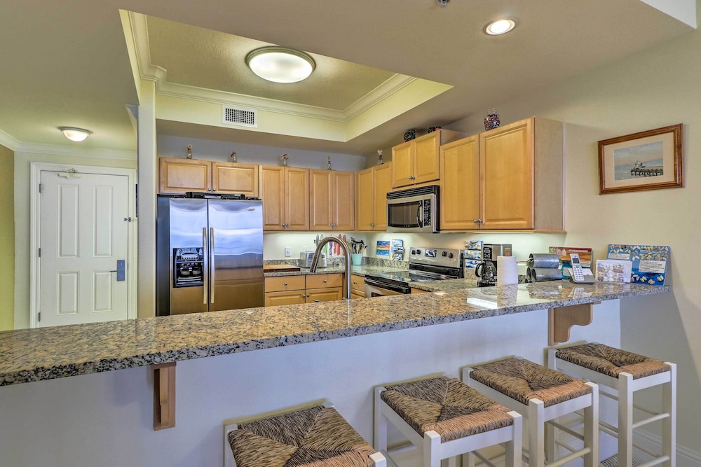 Beachfront Dauphin Island Condo with 2 Pools and Sauna — 4-Star Luxury Hotel in Dauphin Island, United States