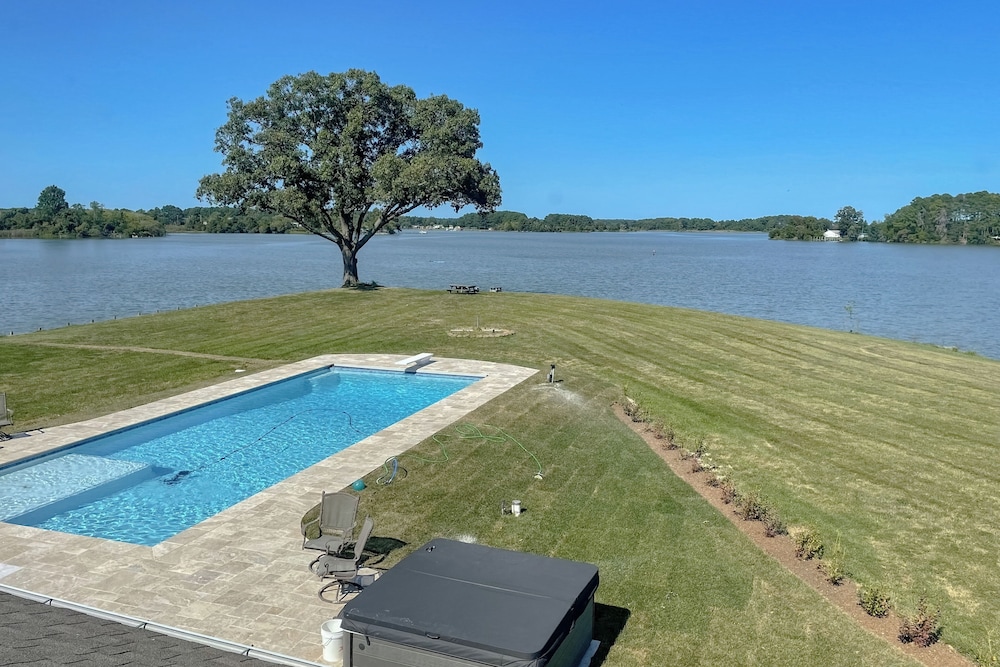 Dock Pier and Chesapeake Bay Access Family Getaway — 4-Star Luxury Hotel in Scotland, United States