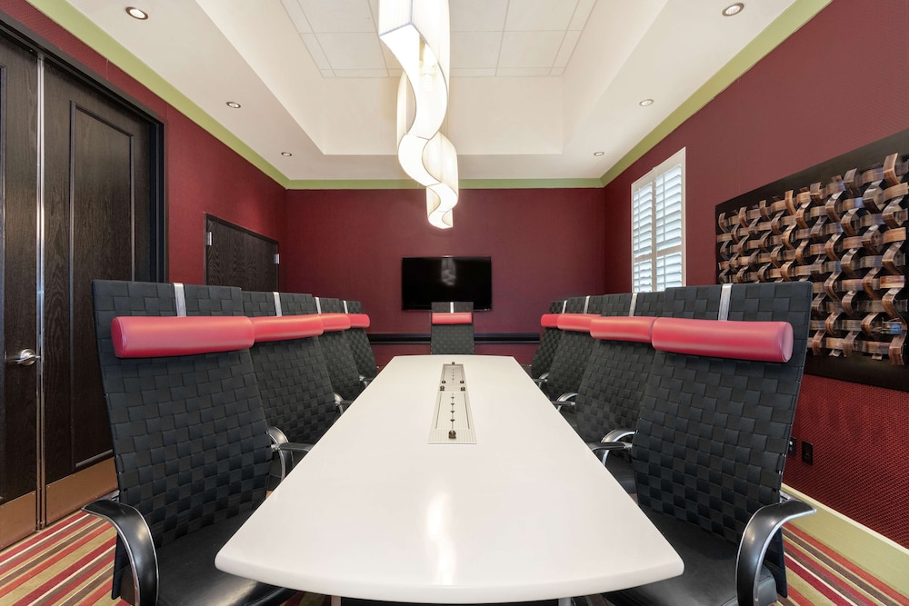 Hampton Inn & Suites Raleigh Crabtree Valley - photo 52