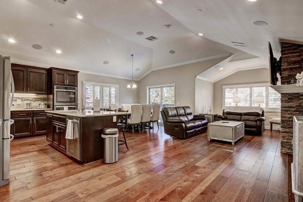 Tahoe Woods Luxury Shuffleboard Walk To Gondola Three Bedroom Home — 4-Star Luxury Hotel in South Lake Tahoe, United States