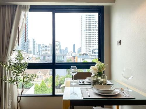 Tropical Haven 1BR Ultra Fast WiFi Thong Lo