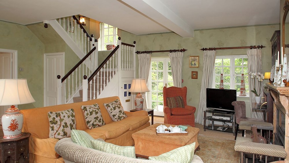 Aintree Cottage — 5-Star Luxury Hotel in Chipping Norton, United Kingdom
