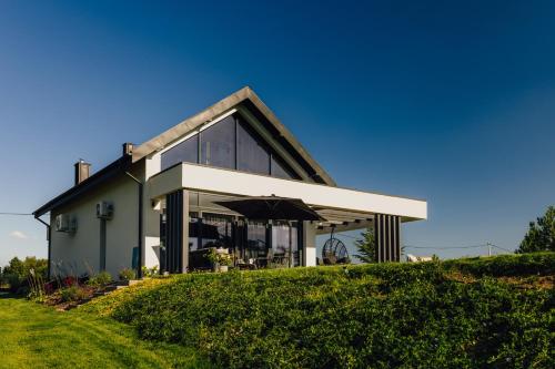 Kalwa Lake House dom nad jeziorem z prywatnym pomostem i jacuzzi oraz sprzętem wodnym — 4-Star Luxury Hotel in Pasym, Poland