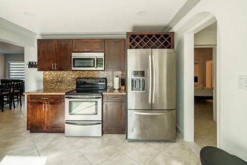 Beautiful 7 Bedroom Villa with Pool — 4-Star Luxury Hotel in Hialeah, United States