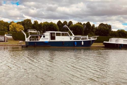L’Amazone bateau à quai sur le canal de bourgogne in Tanlay, France