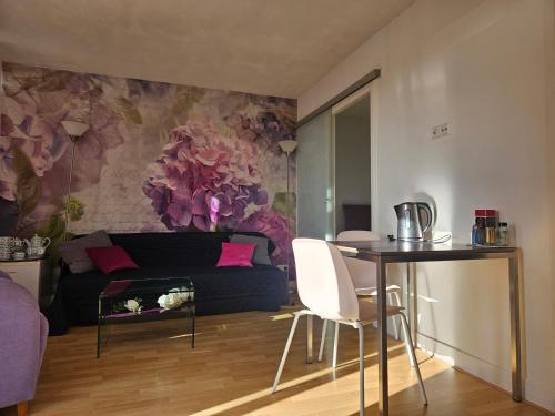 Lil Amsterdam Topfloor a room ensuite with balcony — hotel in Uithoorn