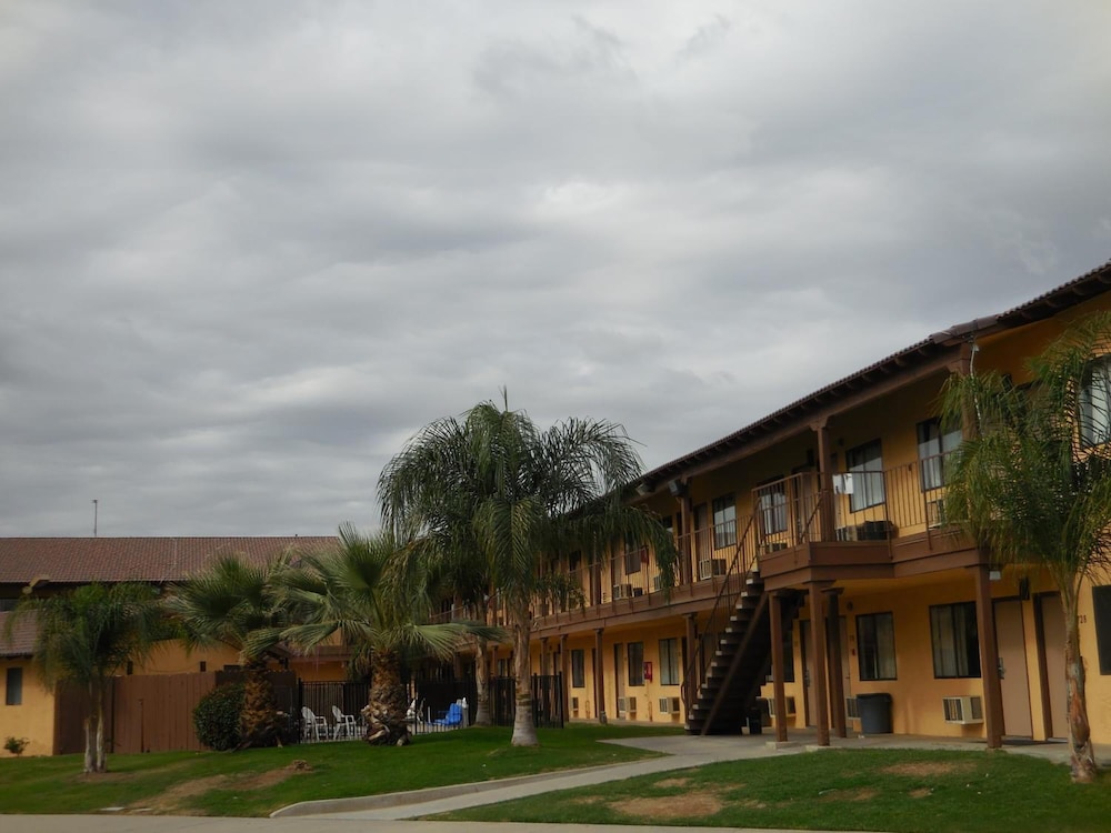Best Economy Inn n Suites - photo 37