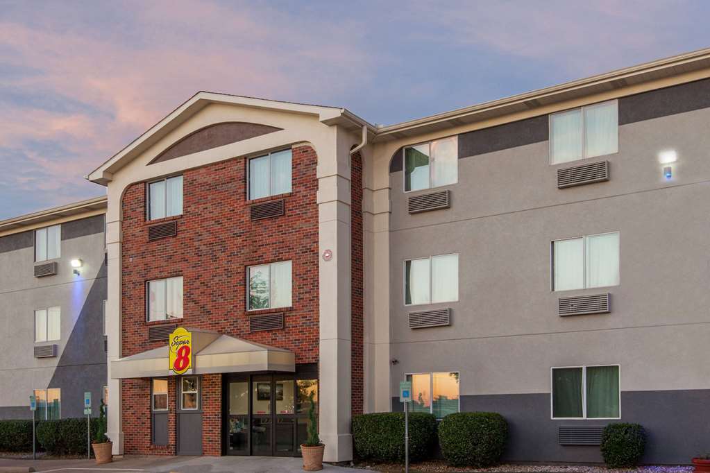 Super 8 By Wyndham Bedford Dfw Airport West — Bedford