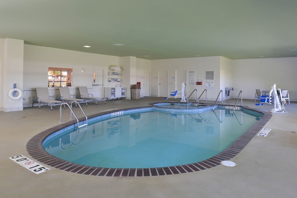 Holiday Inn Express and Suites Stevens Point by IHG - photo 17