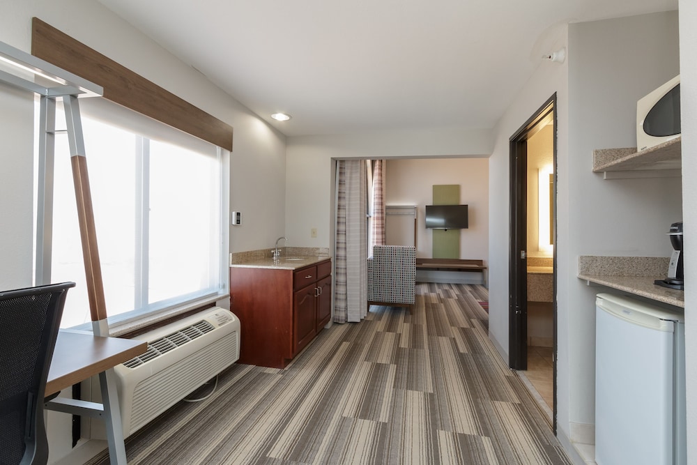 Holiday Inn Express Hotel & Suites South Bend by IHG - photo 32