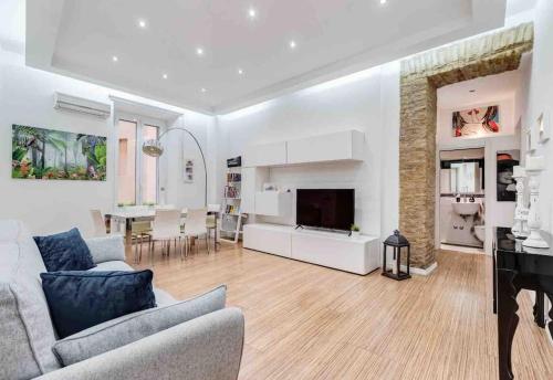 Lussuoso Appartamento Accanto Al Colosseo — 4-Star Luxury Hotel in Rome, Italy