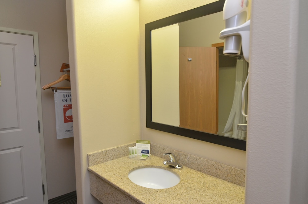 AmericInn by Wyndham Des Moines Airport - photo 30