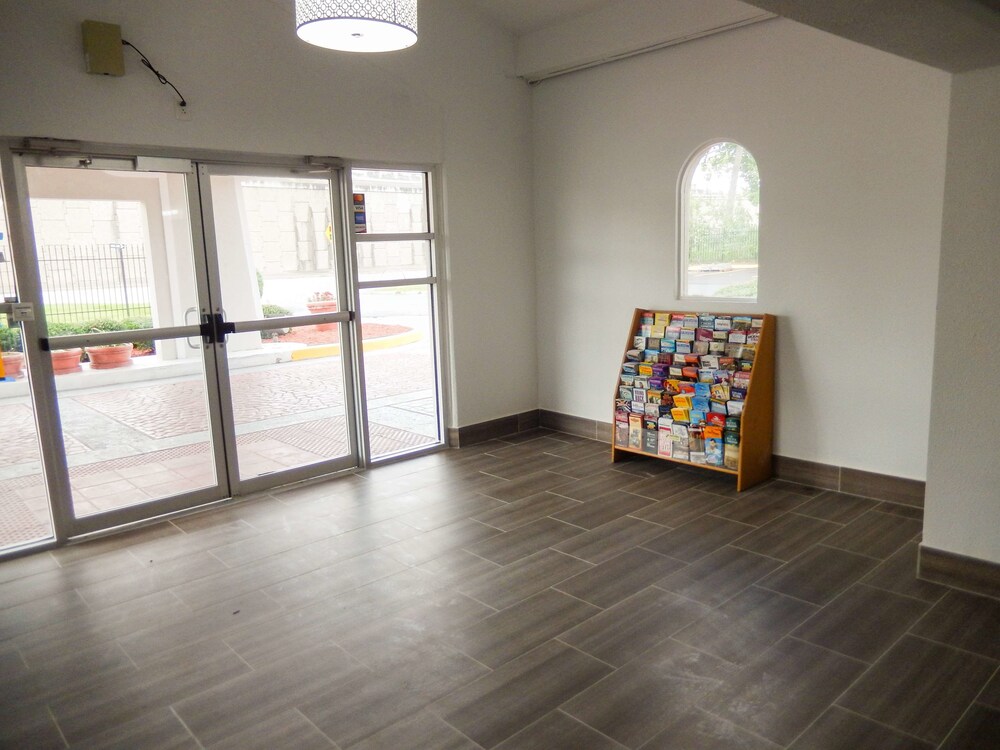 Studio 6 Houston TX Intercontinental Airport South - photo 3