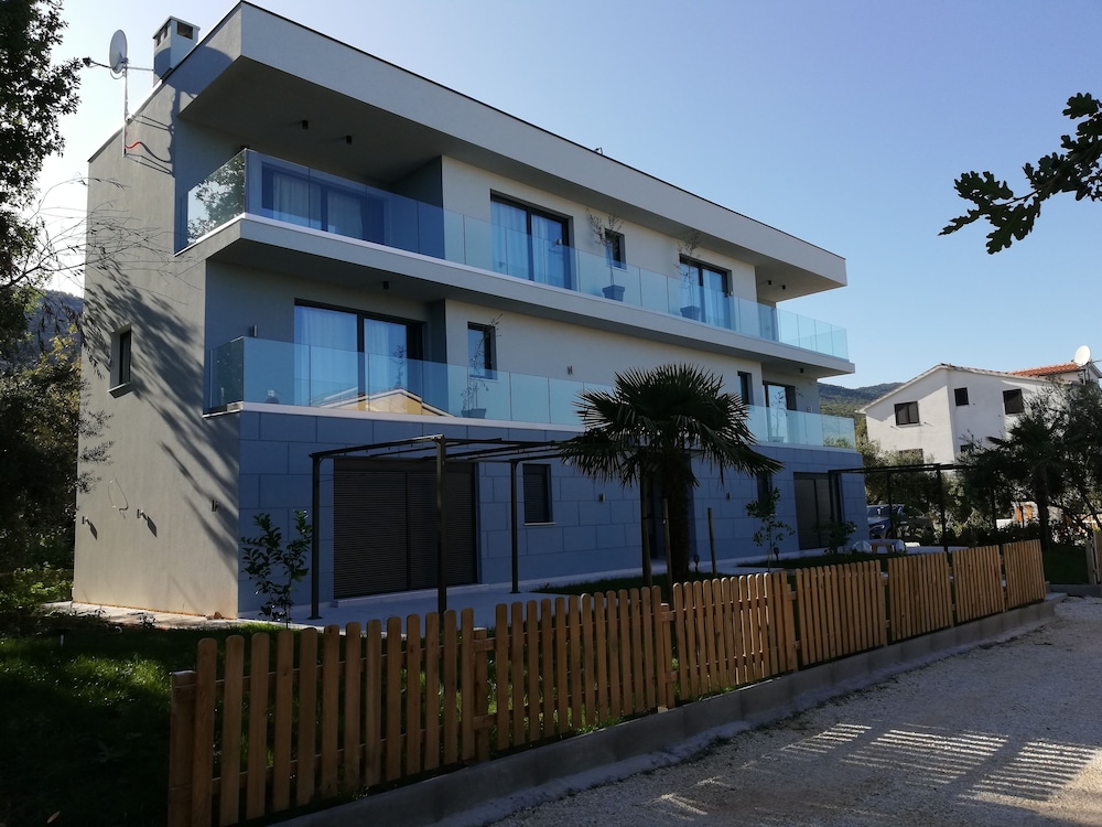 3 Bed Flat Sleeps 6 Garden Parking Wifi — 4-Star Luxury Hotel in Rabac, Croatia