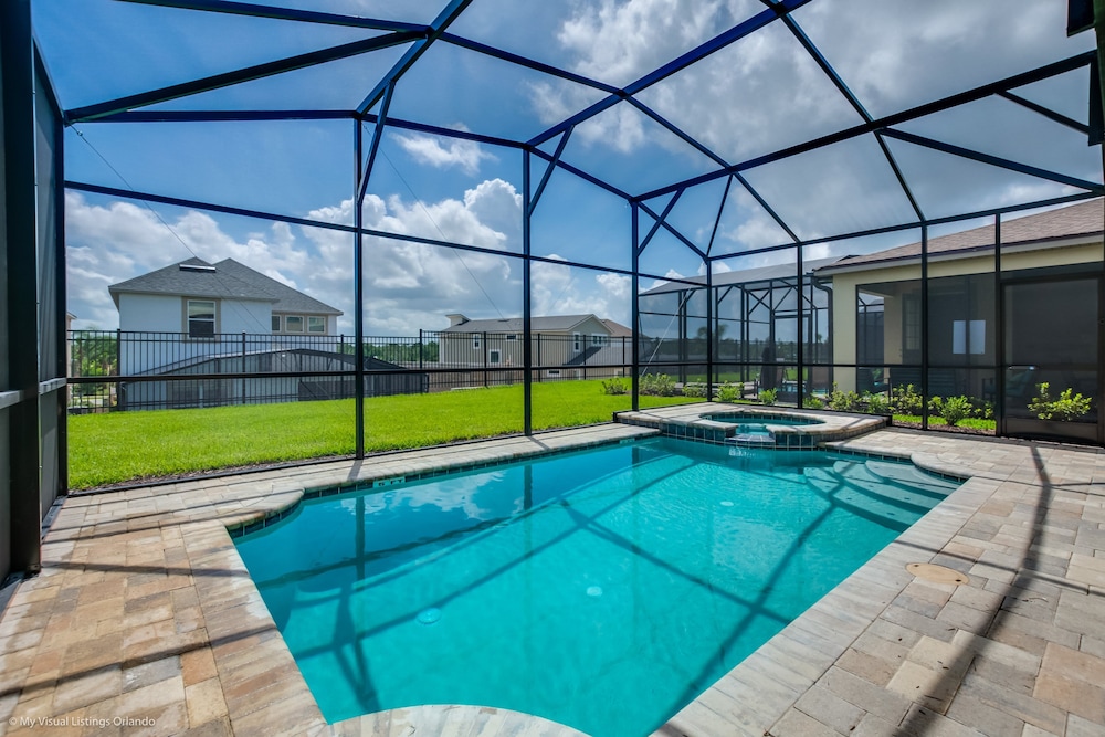 Beautiful 4 Bed With Pool & Spa - photo 42