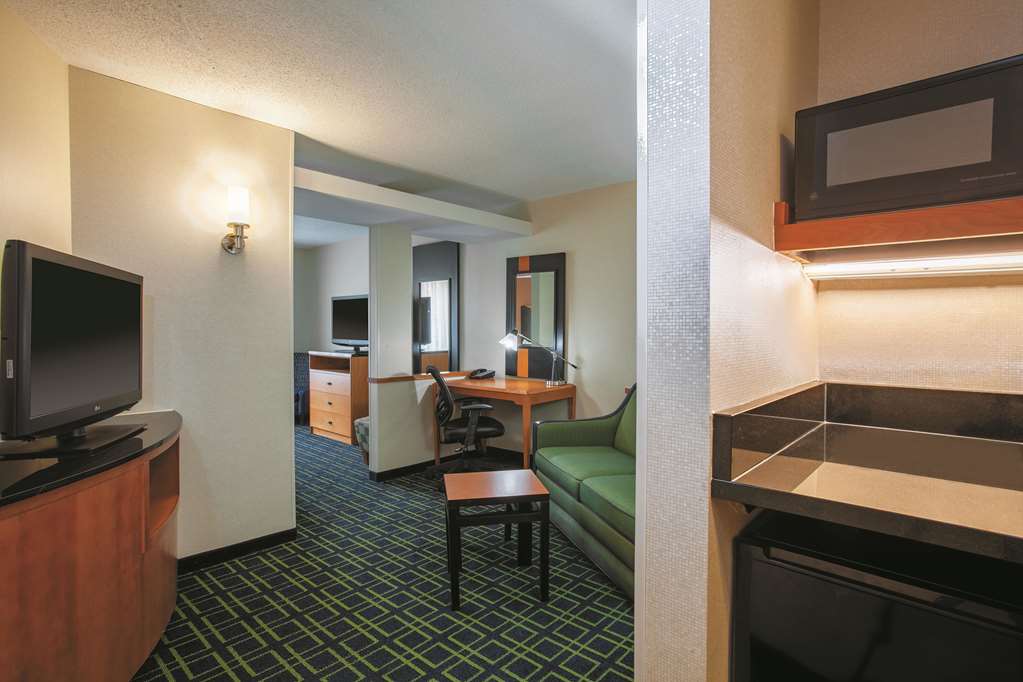La Quinta Inn & Suites by Wyndham Manassas Battlefield - photo 35