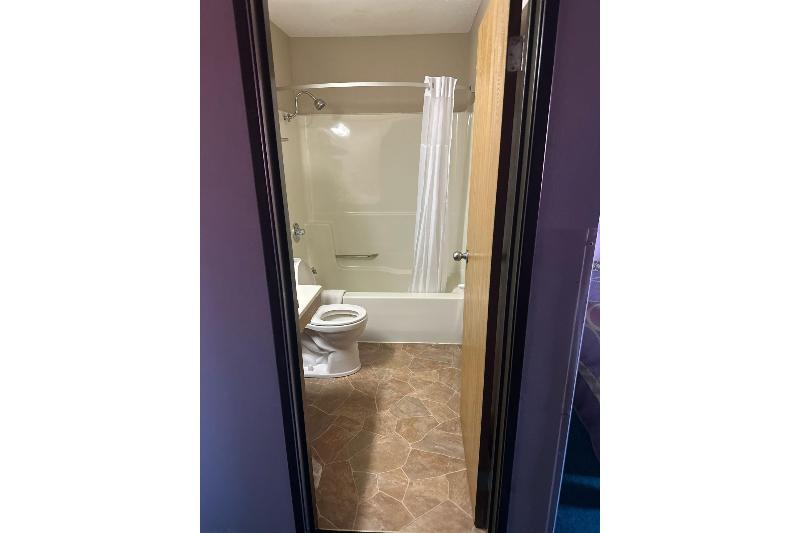 Burgundy Inn & Suites - photo 18