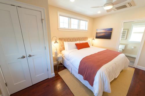 The East Island Reserve Hotel - photo 72