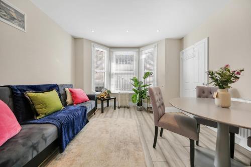 Hammersmith Flat 2 Bedrooms LGF — 4-Star Luxury Hotel in London, United Kingdom