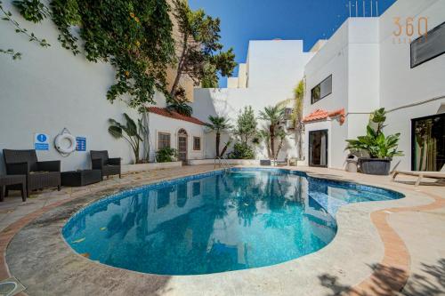 Bungalow home with Stunning Pool Area in St'Julians By 360 Estates — 4-Star Luxury Hotel in San Giljan, Malta