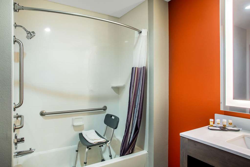 La Quinta Inn & Suites by Wyndham Pittsburg - photo 14