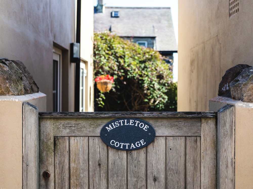Mistletoe Cottage — 4-Star Luxury Hotel in Bamburgh, United Kingdom