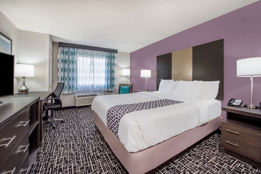 La Quinta Inn & Suites by Wyndham Fairborn Wright Patterson - photo 16