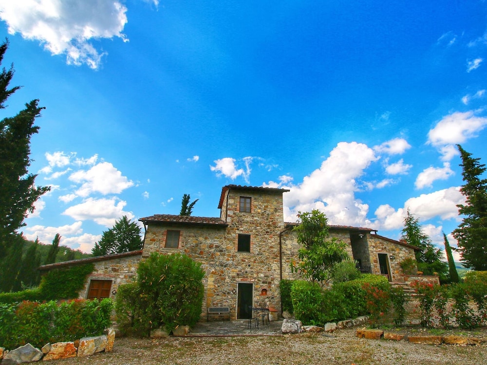 Chianti Hillside Farmhouse — 4-Star Luxury Hotel in Radda In Chianti, Italy