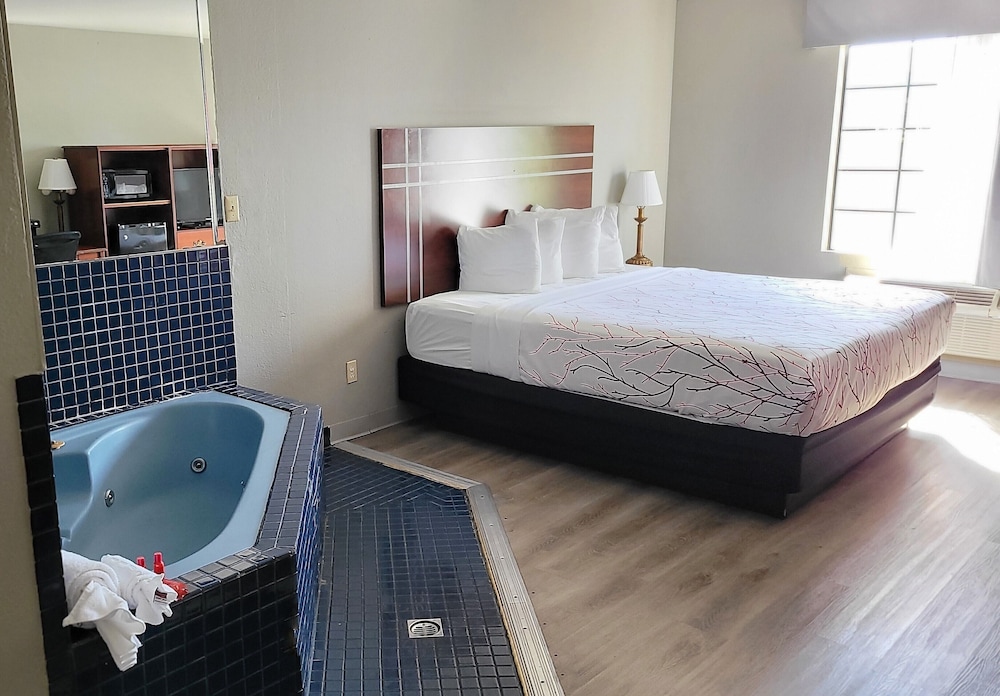 Rancho San Diego Inn and Suites - photo 14