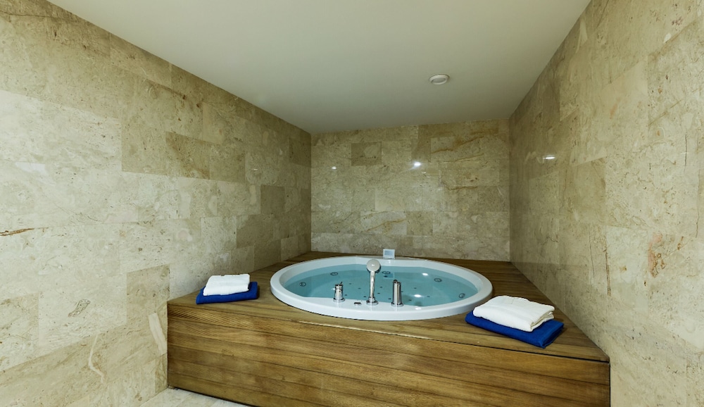 Indoor spa tub