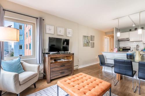 Eclectic Downtown & Cap Hill King bed & Kitchen - photo 22