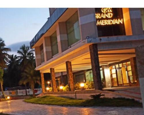 Hotel Grand Meridian — hotel in Ambur