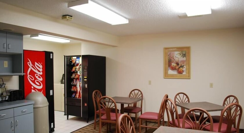Clinton Inn & Suites - photo 15