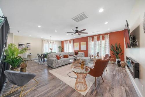 New Centrally Located Gated Modern Designer Home — 4-Star Luxury Hotel in Houston, United States