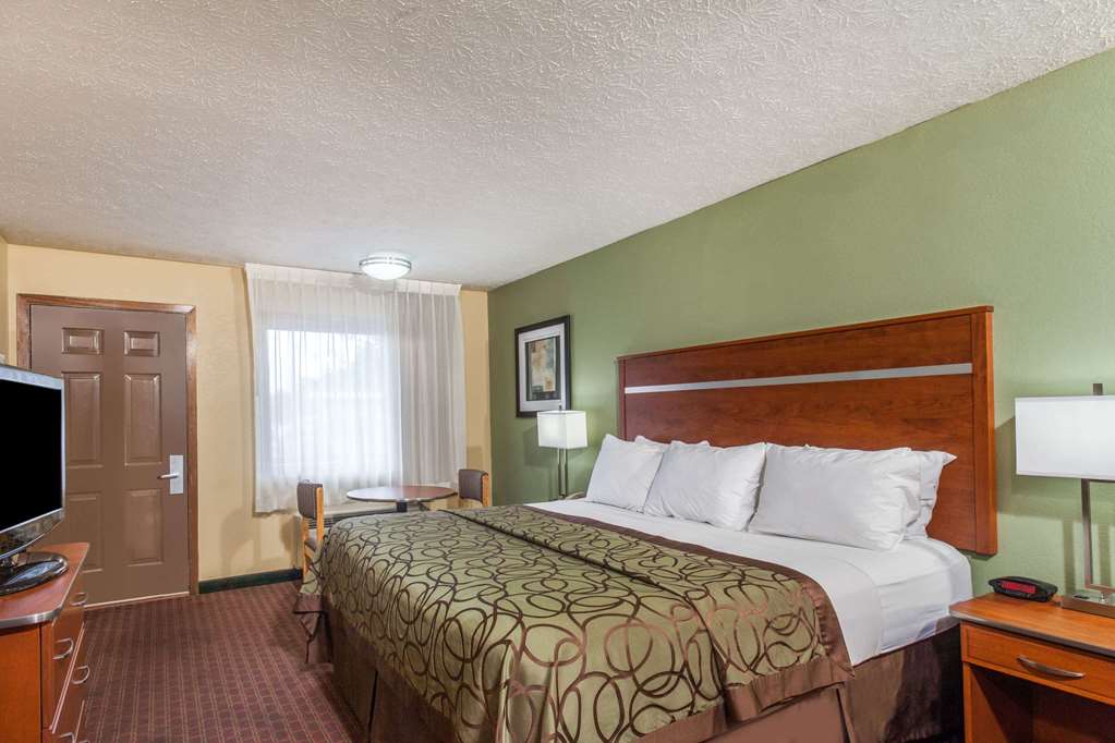 Baymont by Wyndham Pigeon Forge near Island Drive - photo 8