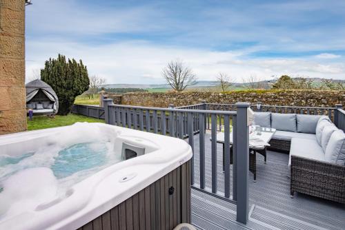 The Gate Lodge Hot Tub 1 bedroom log burner — 4-Star Luxury Hotel in Lowick, United Kingdom
