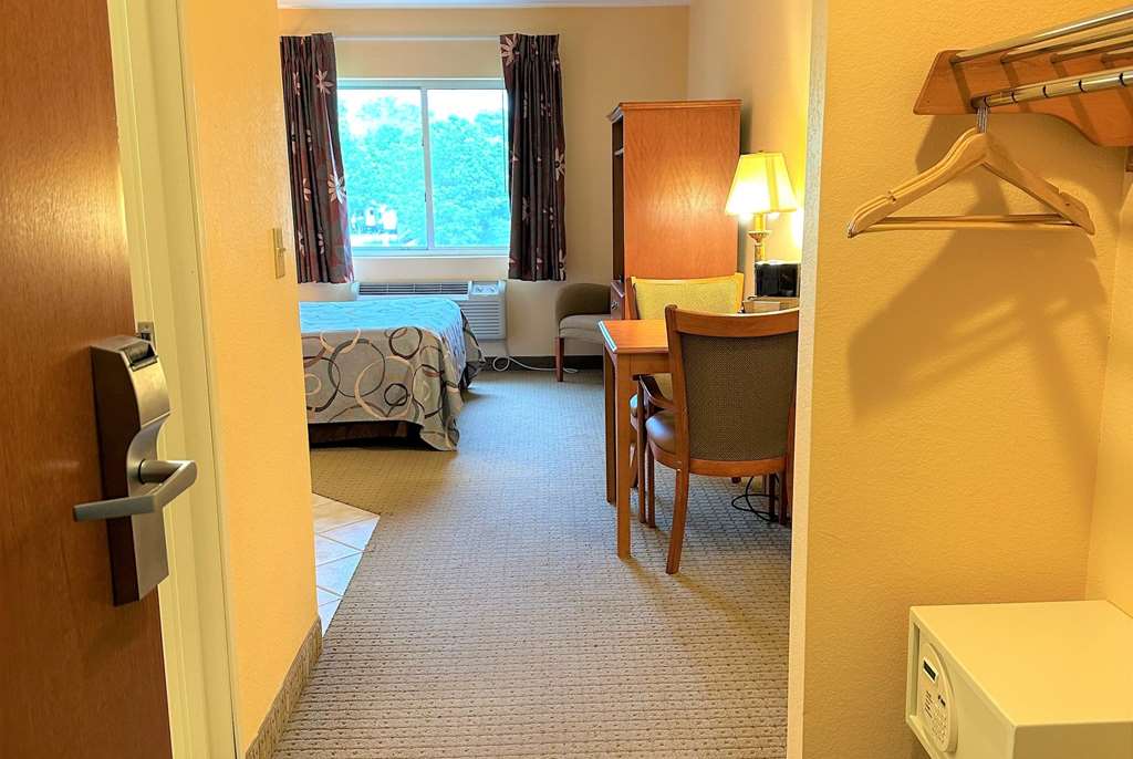 Super 8 by Wyndham Topeka at Forbes Landing - photo 15