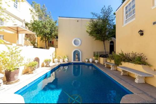 Vintage Alcove in Green Point Cape Town sleeps 4 — 4-Star Luxury Hotel in Cape Town, South Africa