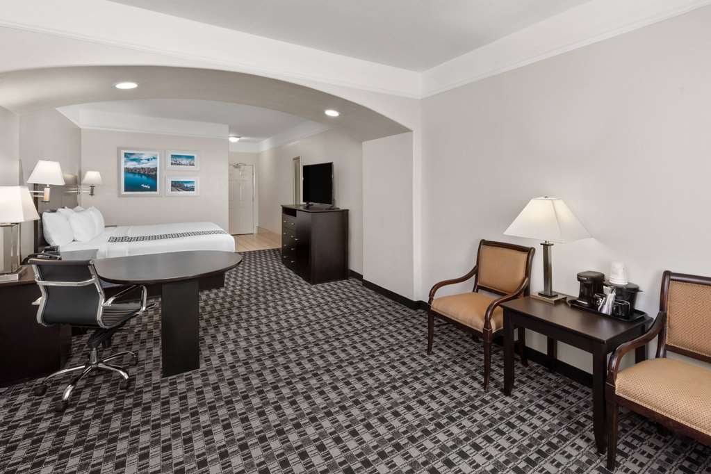 La Quinta Inn & Suites by Wyndham Deer Park - photo 20