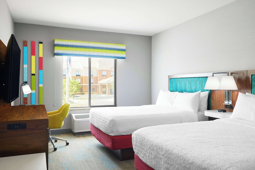 Hampton Inn & Suites Ridgecrest - photo 15