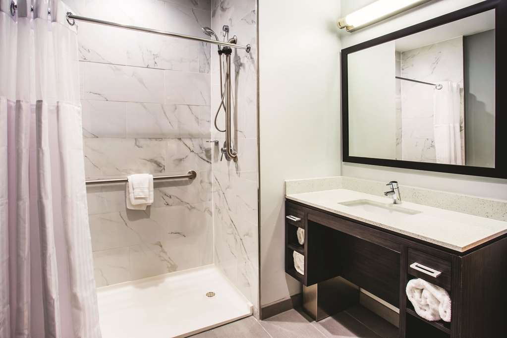 La Quinta Inn & Suites by Wyndham Baltimore Downtown - photo 18