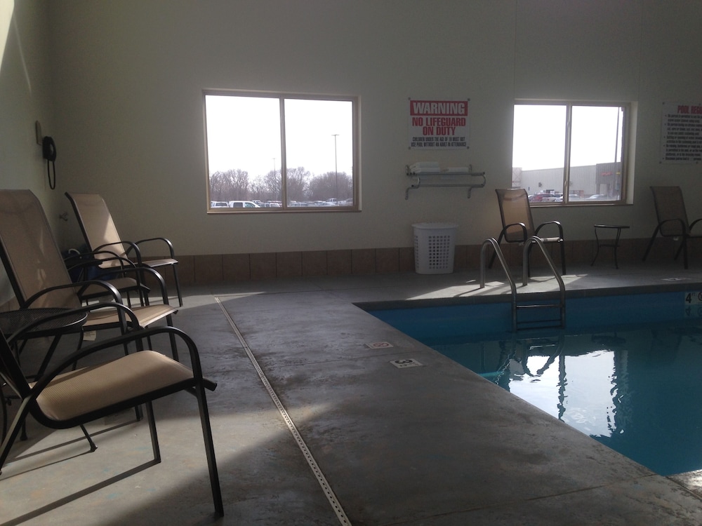 Edgewood Hotel & Suites - photo 27