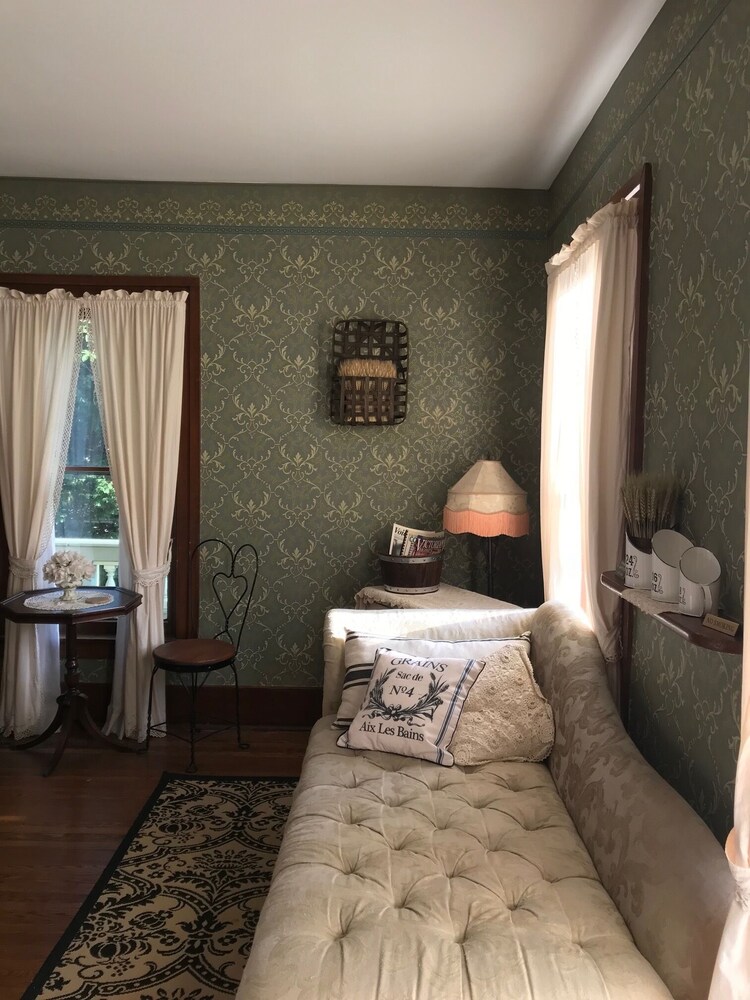 Iron Amethyst Inn Boutique Hotel - photo 6