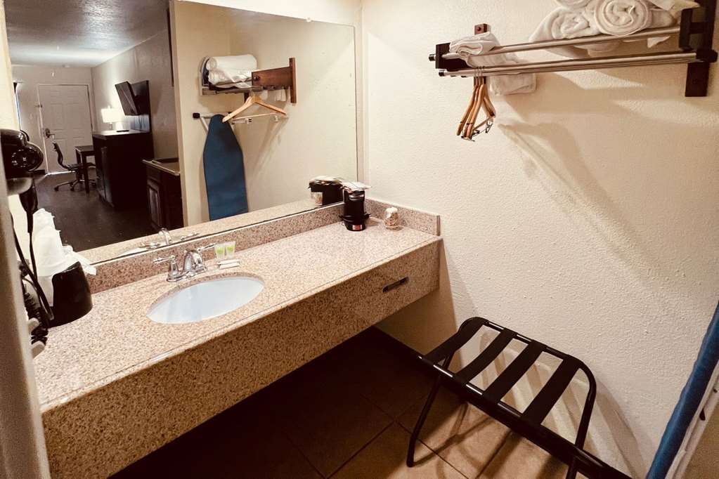 Econo Lodge Inn & Suites Downtown San Antonio - photo 9
