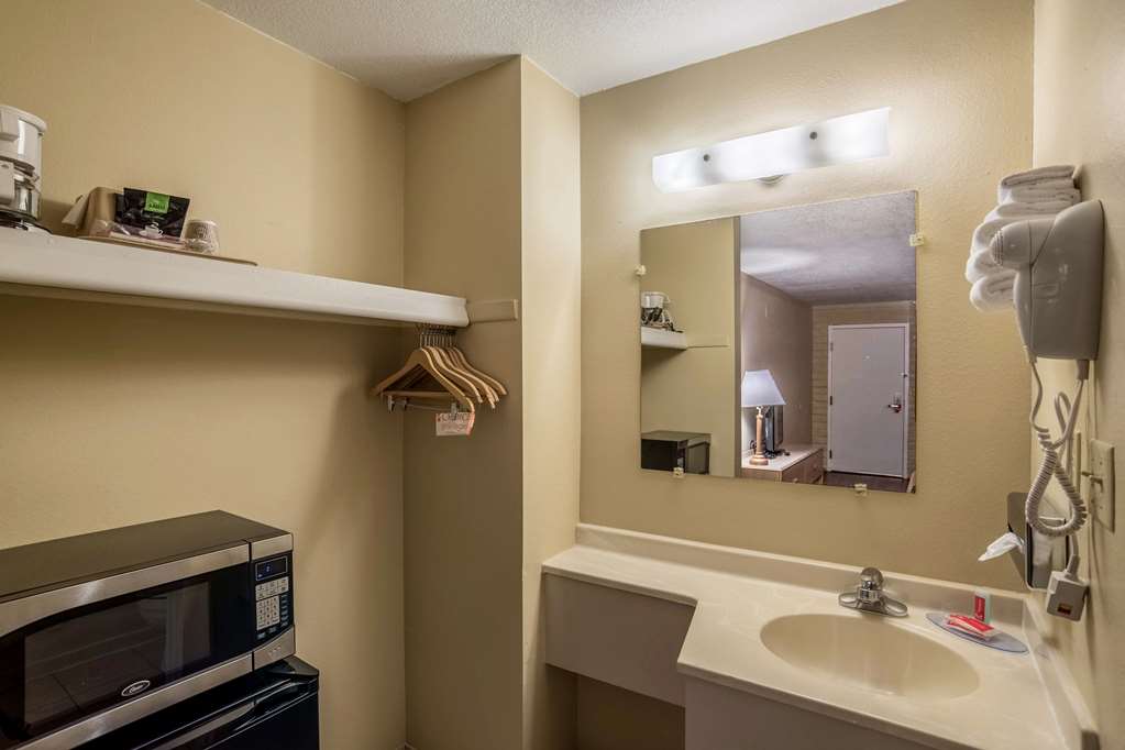 Econo Lodge I 40 exit 286 Holbrook - photo 15